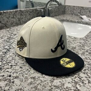 Men’s white/navy Atlanta braves fitted hat with patch